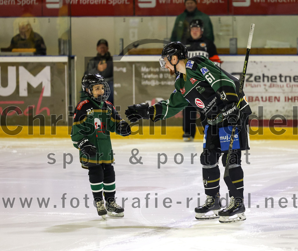 2023-02-10_015_TSV_Erding_gegen_ERSC_Amberg | Erding, Deutschland, 10.02.2023:
Eishockey, Bayernliga Meisterrunde Gruppe B 2022 / 2023, 3. Spieltag, TSV Erding gegen ERSC Amberg, Endergebnis: 6:3

Roni Rukajärvi (Erding Gladiators, #61)

Foto: Christian Riedel / fotografie-riedel.net