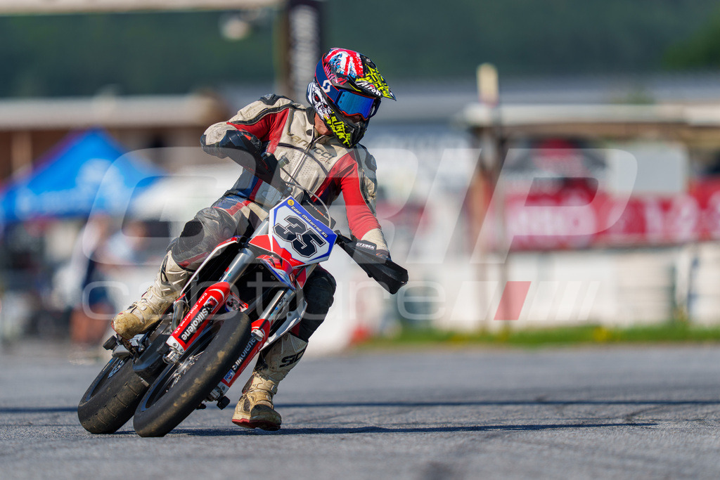SuperMoto_Staatsmeisterschaft_Greinbach_180 | GRIPcapture steht für authentische Sportfotografie in Österreich – für Momente, die mehr sind als Geschwindigkeit oder Ergebnis. Es geht um Emotion, Spannung, Fokus und den Augenblick, der oft nur einen Wimpernschlag dauert.Ob Motorsport, Teamsport oder 