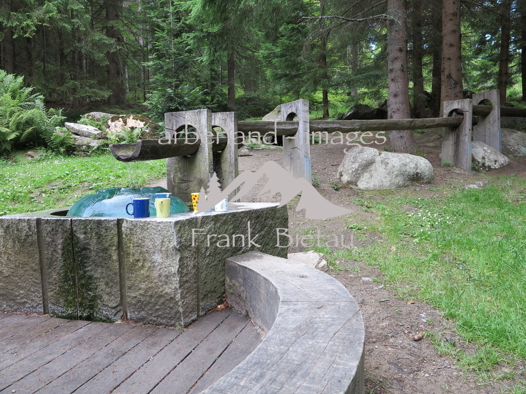 IMG_7326 | Dieser bedeutende Wallfahrtsort befindet sich in der Nähe von Staré Srní (Alt-Rehberg). Die Kapelle wurde insgesamt dreimal aufgebaut (1820, 1860 und 1901-1902). Nach der Sprengung in den 1950er Jahren blieben nur Mauerreste stehen, die rekonstruiert und im Jahre 2006 neu eingeweiht wurden. Einer Legende nach entspringt hier eine wundersame Quelle, die heilen soll.