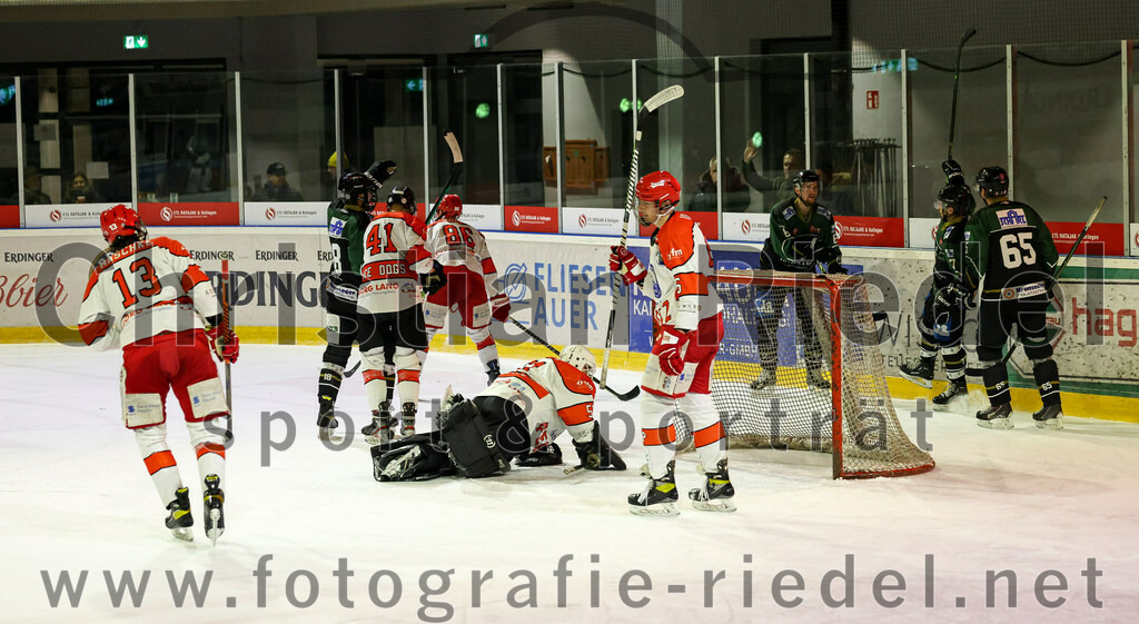 2022-12-02_089_TSV_Erding_gegen_EV_Pegnitz | Erding, Deutschland, 02.12.2022:
Eishockey, Bayernliga 2022 / 2023, 17. Spieltag, TSV Erding gegen EV Pegnitz, Endergebnis: 9:3

Elias Maschke (EV Pegnitz, #13), Daniel Krzizok (Erding Gladiators, #18), Florian Möll (EV Pegnitz, #41), Roni Rukajärvi (Erding Gladiators, #61), Torwart Filip Rieger (EV Pegnitz, #51), Jonas Voigt (EV Pegnitz, #6), Thomas Plihal (Erding Gladiators, #65), Philipp Michl (Erding Gladiators, #77)

Foto: Christian Riedel / fotografie-riedel.net