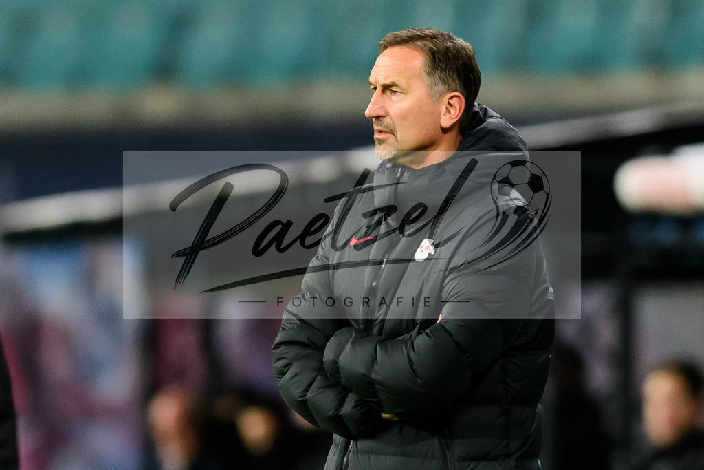 RBLLEV20211128_118 | Fussball, Herren: Co-Trainer Achim Beierlorzer (RB Leipzig) schaut bei dem Spiel der 1. Bundesliga zwischen RB Leipzig und Bayer 04 Leverkusen in der Red Bull Arena am 28.11.2021 in Leipzig, Deutschland.DFB / DFL REGULATIONS PROHIBIT ANY USE OF PHOTOGRAPHS AS IMAGE SEQUENCES AND/OR QUASI-VIDEO. - Realisiert mit Pictrs.com