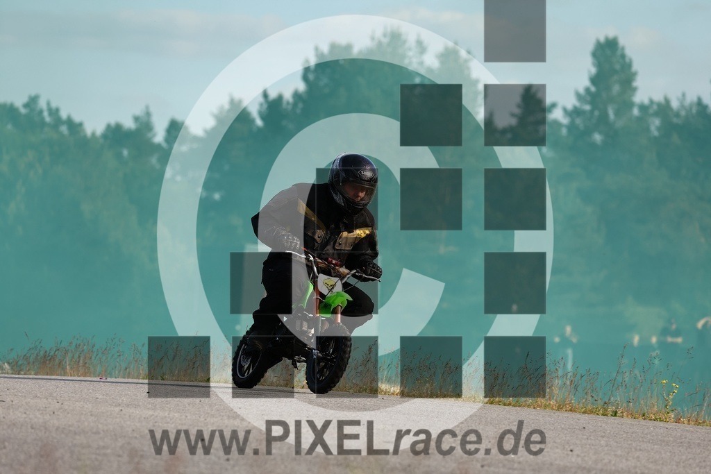 1000-20240509_04199 | Schöne Erinnerungen an spannende Momente - das festzuhalten ist unser Job. PIXELrace.de ist seit 2003 auf den Rennstrecken Europas unterwegs um die Action draußen beim Fahren und die wunderbare Stimmung imm Fahrerlager für euch einzufangen.