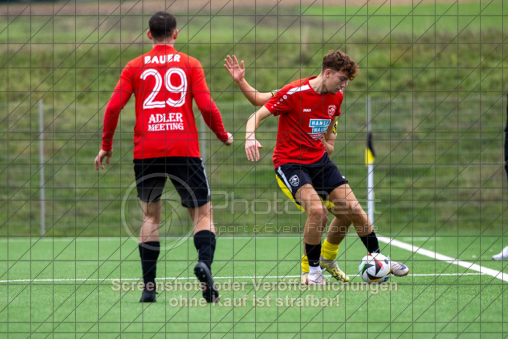 20251012_165247_0172 | #,1.FC Heiningen (gelb) vs. SV Ebersbach (rot), Fußball, Bezirksliga - Bezirk Neckar/Fils, 08. Spieltag, Saison 2025/2026, Kunstrasenplatz, Sportzentrum Heiningen, Krautgarten 1,73092 Heiningen, 12.10.2025 - 15:30 Uhr,Foto: PhotoPeet-Sportfotografie/Peter Harich