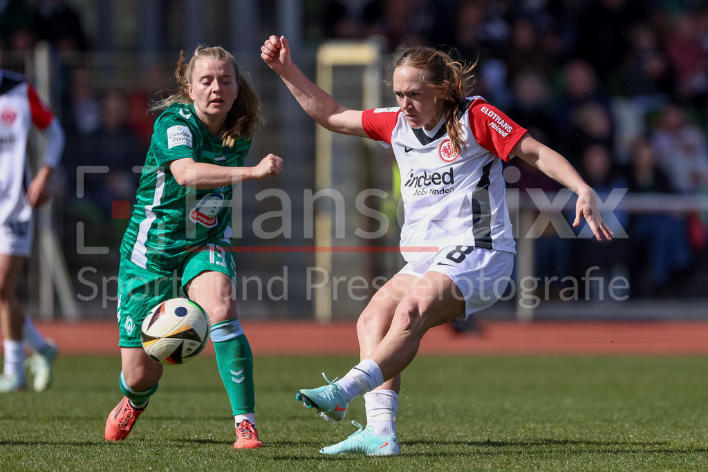 Fussball, Google Pixel Frauen-Bundesliga, SV Werder Bremen - Eintracht Frankfurt | v.li.: Ricarda Walkling (SV Werder Bremen, 13) und Lisanne Gräwe (Eintracht Frankfurt, 8) beim Torschuss, schießt auf das Tor, am Ball, Aktion, Action, Spielszene,, DIE DFB-RICHTLINIEN UNTERSAGEN JEGLICHE NUTZUNG VON FOTOS ALS SEQUENZBILDER UND/ODER VIDEOÄHNLICHE FOTOSTRECKEN. DFB REGULATIONS PROHIBIT ANY USE OF PHOTOGRAPHS AS IMAGE SEQUENCES AND/OR QUASI-VIDEO.
