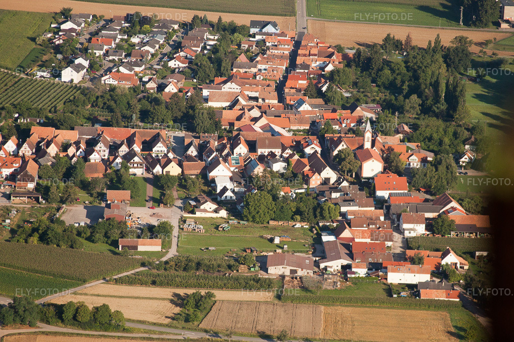 Luftbild: Oberdorfstraße mit prot. Kirche im Ortsteil Mühlhofen in Billigheim-Ingenheim im Bundesland Rheinland-Pfalz in Deutschland. Foto: IMG_30907.jpg vom 07.08.2010 durch Werner Riehm/FLY-FOTO.de