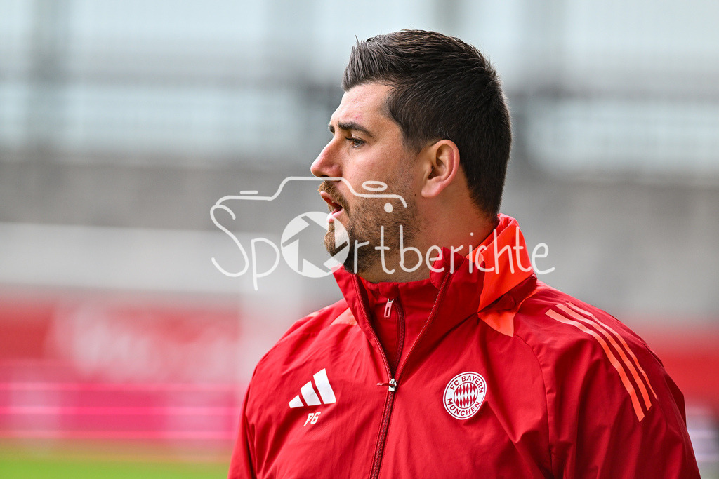 FC Bayern München U19 - VfL Wolfsburg U19 | im Bild Peter GAYDAROV Trainer FC Bayern Muenchen U19 / Einzelfoto / Freisteller / U19 DFB Nachwuchsliga Endrunde: FC Bayern Muenchen - VfL Wolfsburg, FC Bayern Campus am 26.04.2025