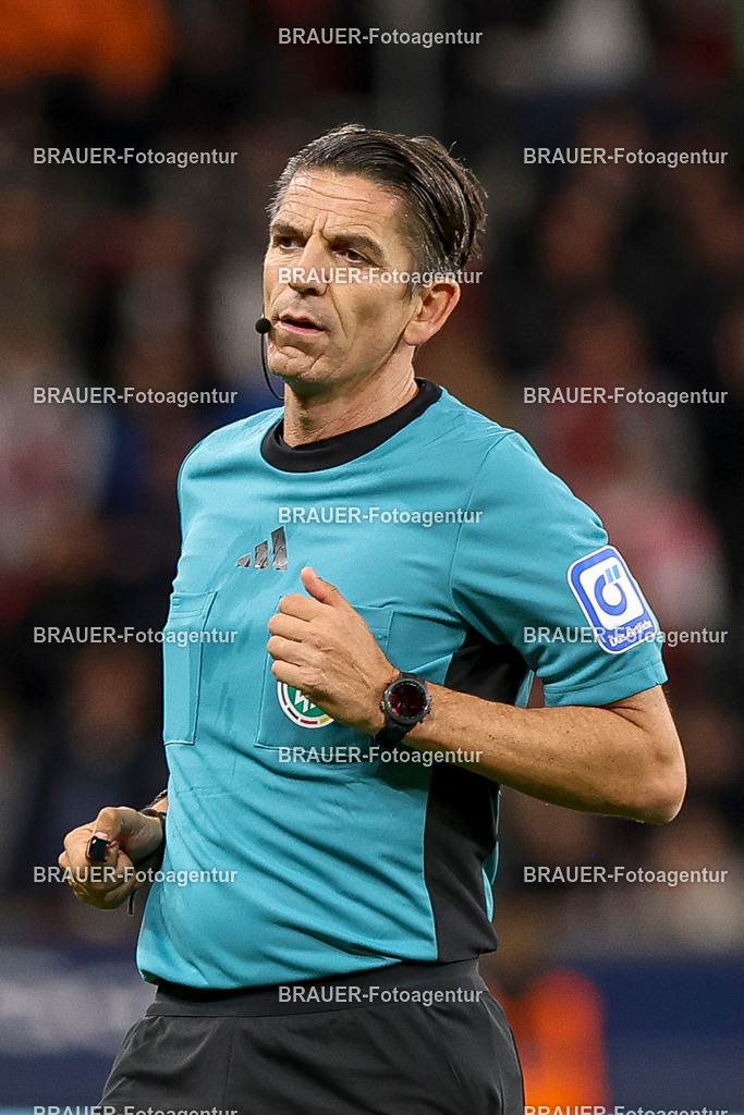 Bayer 04 Leverkusen vs Eintracht Frankfurt - Bundesliga  | Leverkusen, Deutschland, 12.09.25:   Schiedsrichter Deniz Aytekin schaut waehrend des Spiels der Bundesliga zwischen  Bayer 04 Leverkusen vs Eintracht Frankfurt in der BayArena(Foto von Brauer-Fotoagentur / Adrian Schlueter)