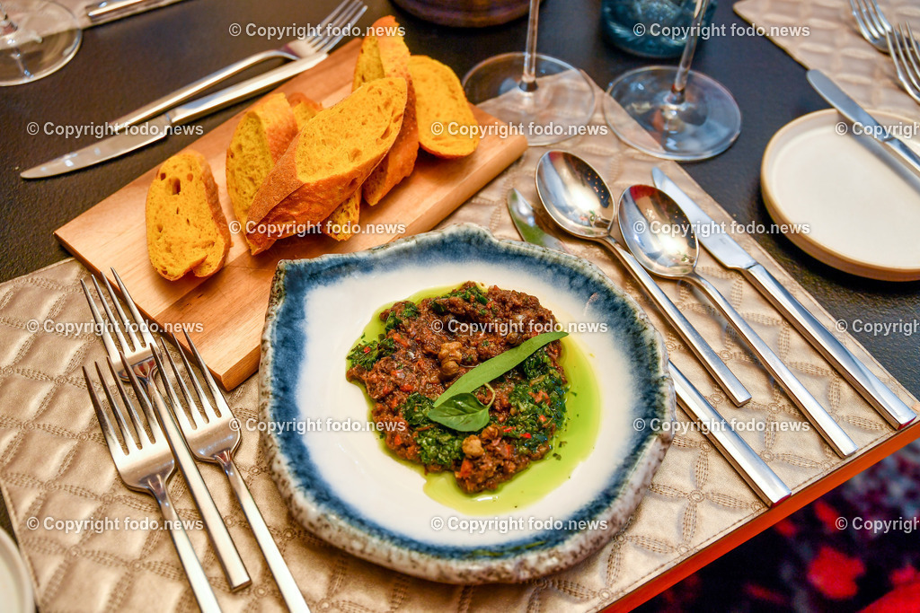 Stadtliebe Linz_ Weinverkostung mit Chateau D Esclans_ 03.05.2023-9 | 03.05.2023, Linz, AUT, Stadtliebe, Weinverkostung mit Chateau D ́Esclans, im Bild Gelbes Gewuerzbrot mit Roestzwiebel und Oliven Tapenade mit Provence Kraeuter
