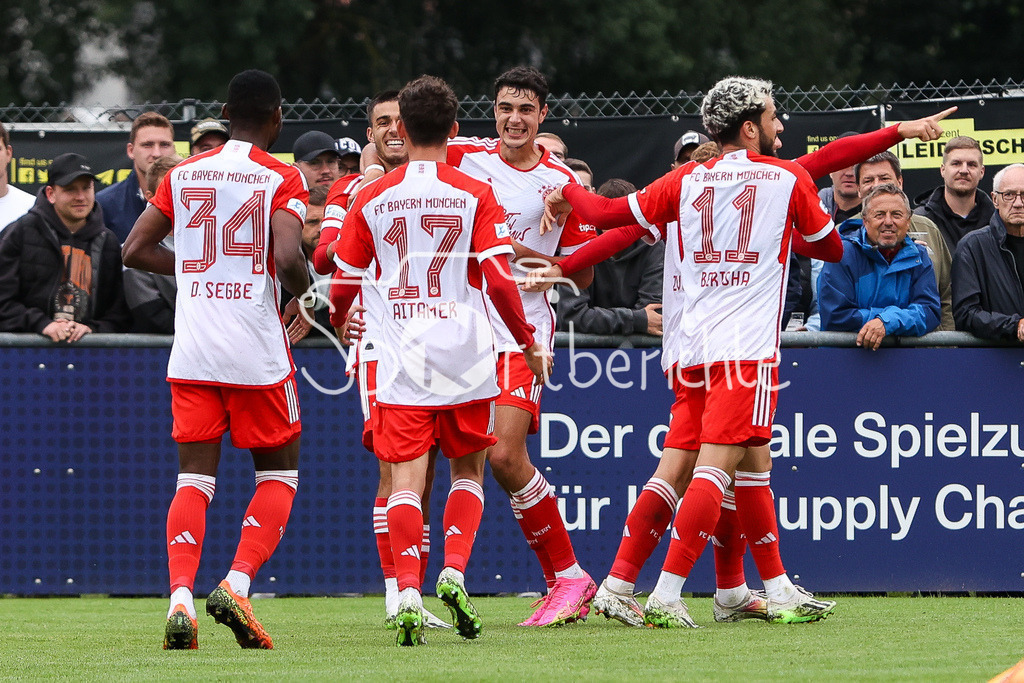 DJK Vilzing - FC Bayern Amateure | Jubel nach dem Treffer zum 0-2 durch Lucas Fernando COPADO SCHROBENHAUSER (FCB 9) / Freude / Tor / Torschuetze