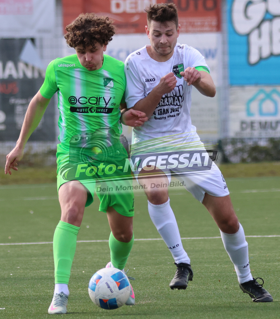 SC Bünde - TuS Ahmsen | Auf dem Bild zu sehen: weiß SC Bünde: Mario Siekmann ; grün TuS Ahmsen: Alexander Löwen SC Bünde, TuS Ahmsen, Saison 25/26, Bezirksliga, Deutschland - Realisiert mit Pictrs.com