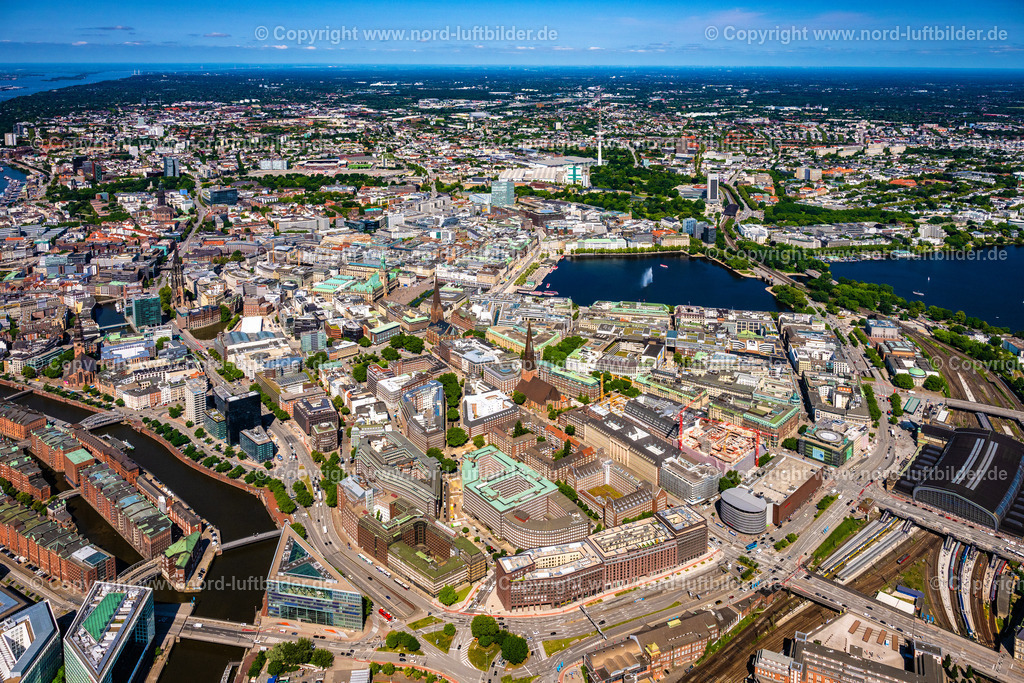 Hamburg_Innenstadt_Kontorhaus_Viertel_ELS_0448200625 | HAMBURG 20.06.2025 Büro- und Geschäftshaus- Ensemble des Kontorhaus Viertel an der Altstädter Straße - Steinstraße - Burchardstraße in der Innenstadt in Hamburg, Deutschland. Weiterführende Informationen bei: Union Investment Real Estate GmbH. // Office building - Ensemble of the Kontorhaus Viertel on Altstaedter Strasse - Steinstrasse - Burchardstrasse in the inner city in Hamburg, Germany. Further information at: Union Investment Real Estate GmbH. Foto: Martin Elsen
