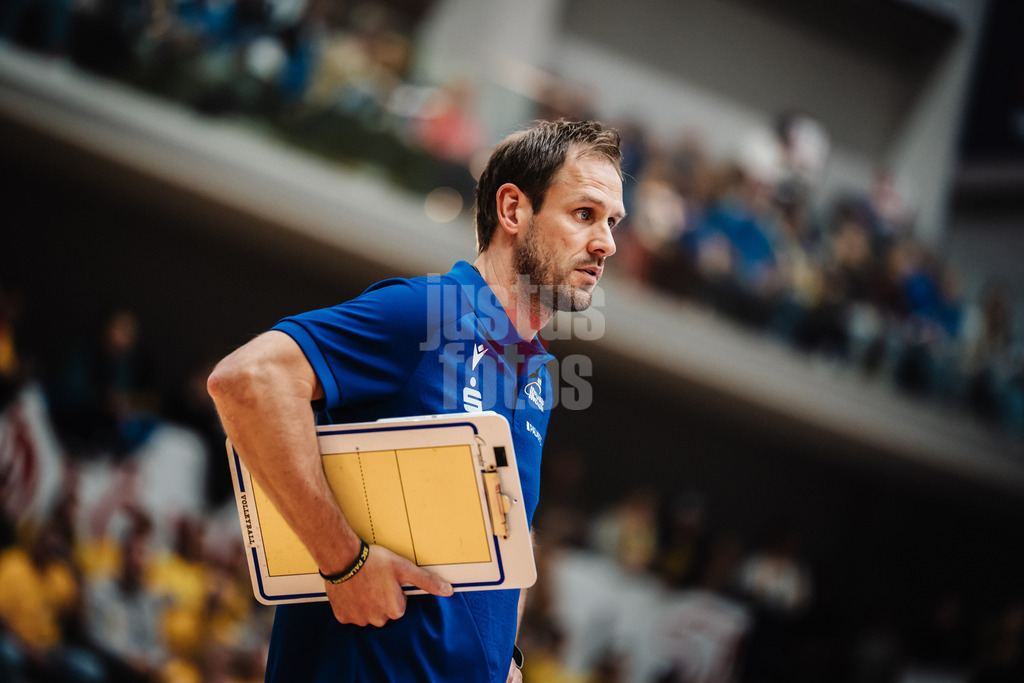 Volleyball | Frauen | Saison 2025/2026 | Volleyball Bundesliga | SSC Palmberg Schwerin vs. ETV Hamburger Volksbank Volleys | 18.10.2025 | Trainer Felix Koslowski (SSC Palmberg Schwerin)