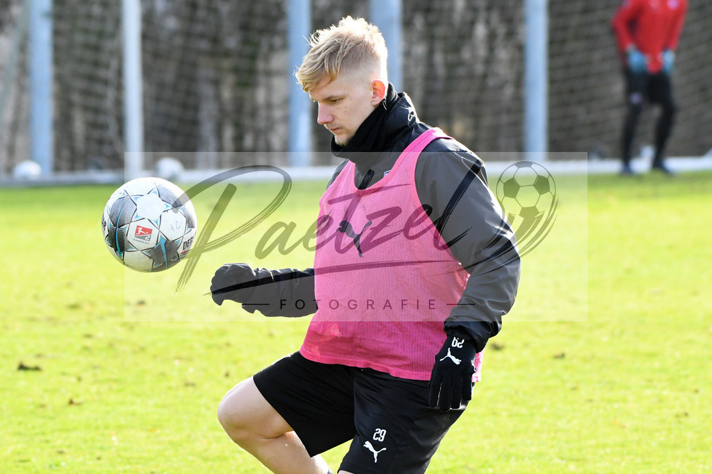 20200215_TRAOSN_0056 | Fussball, Herren: Bryan Henning (VfL Osnabrueck) in Aktion, am Ball, Einzelaktion waehrend der Trainingseinheit des VfL Osnabrueck im Sportpark Illoshoehe am 15.02.2020 in Osnabrueck, Deutschland. - Realisiert mit Pictrs.com