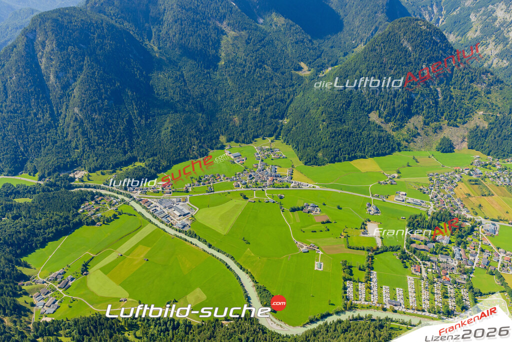 Luftaufnahme der Stadt Sankt Martin bei Lofer - Die Luftaufnahme wurde 2025 vom UL-Flugzeug heraus erstellt ( keine Drohne ) - Hochauflösende Luftaufnahme - für professionelle Ausdrucke geeignet. Die Geschenkidee !Mit Lizenz und Bildrechte bestellbar