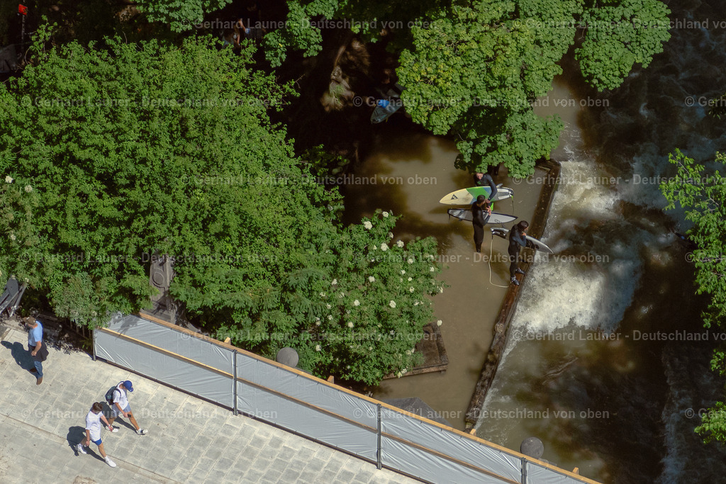 4031183 | MüNCHEN 12.06.2020 Fluss- Uferbereichen mit Surfern an der Eisbachwelle an der Straße Eisbachbrücke im Ortsteil Altstadt-Lehel in München im Bundesland Bayern, Deutschland. // River bank areas with surfers on the Eisbachwelle on the street Eisbachbruecke in the district Altstadt-Lehel in Munich in the state Bavaria, Germany. Foto: Gerhard Launer