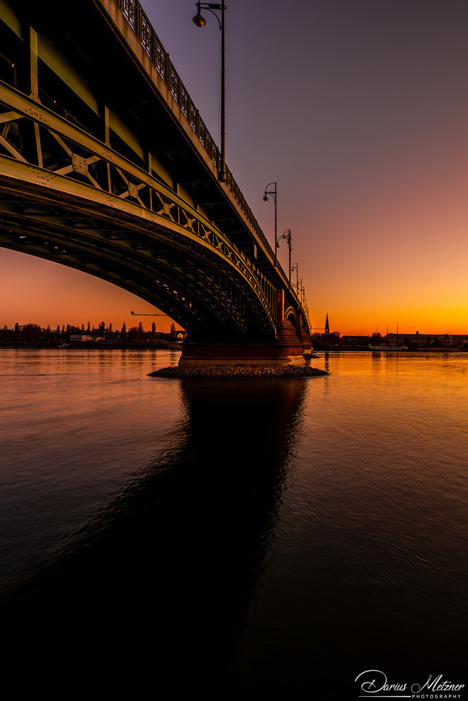 Theodor-Heuss-Brücke in Mainz | Die Theodor-Heuss-Brücke verbindet über den Rhein die Landeshauptstadt Mainz mit dem Ortsbezirk Mainz-Kastel von Wiesbaden. 