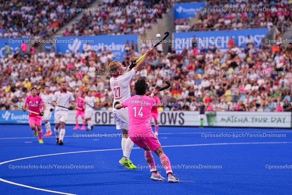 xydrx12082504080 | 12.08.2025, xydrx, Herren EuroHockey Championship 2025, Gruppenphase, Gruppe B, Deutschland - Polen, Sparkassenpark Mönchengladbach: Michal Lange (POL #27) Teo Hinrichs (GER #14) im Hintergrund sieht man die volle Tribüne