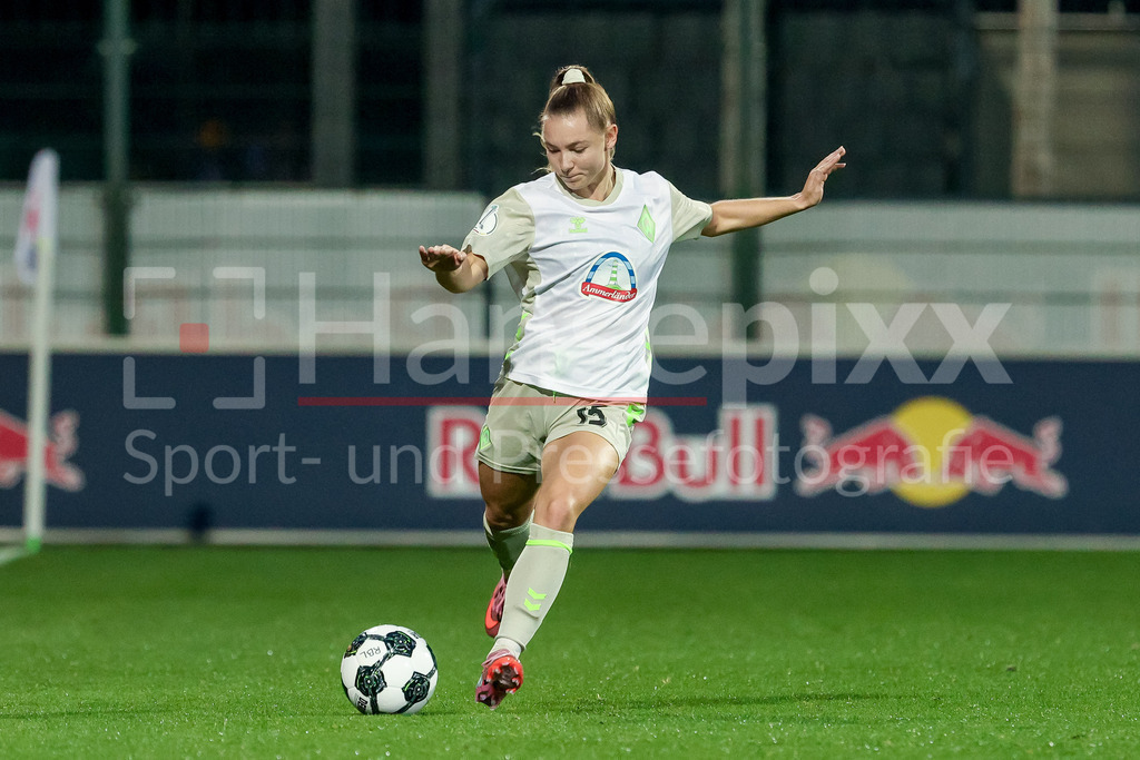 Fussball, DFB-Pokal Frauen, RB Leipzig - SV Werder Bremen | Michelle Weiß (SV Werder Bremen, 15) am Ball, Freisteller, Einzelbild, Ganzkörper, Aktion, Action, Spielszene, DIE DFB-RICHTLINIEN UNTERSAGEN JEGLICHE NUTZUNG VON FOTOS ALS SEQUENZBILDER UND/ODER VIDEOÄHNLICHE FOTOSTRECKEN. DFB REGULATIONS PROHIBIT ANY USE OF PHOTOGRAPHS AS IMAGE SEQUENCES AND/OR QUASI-VIDEO.