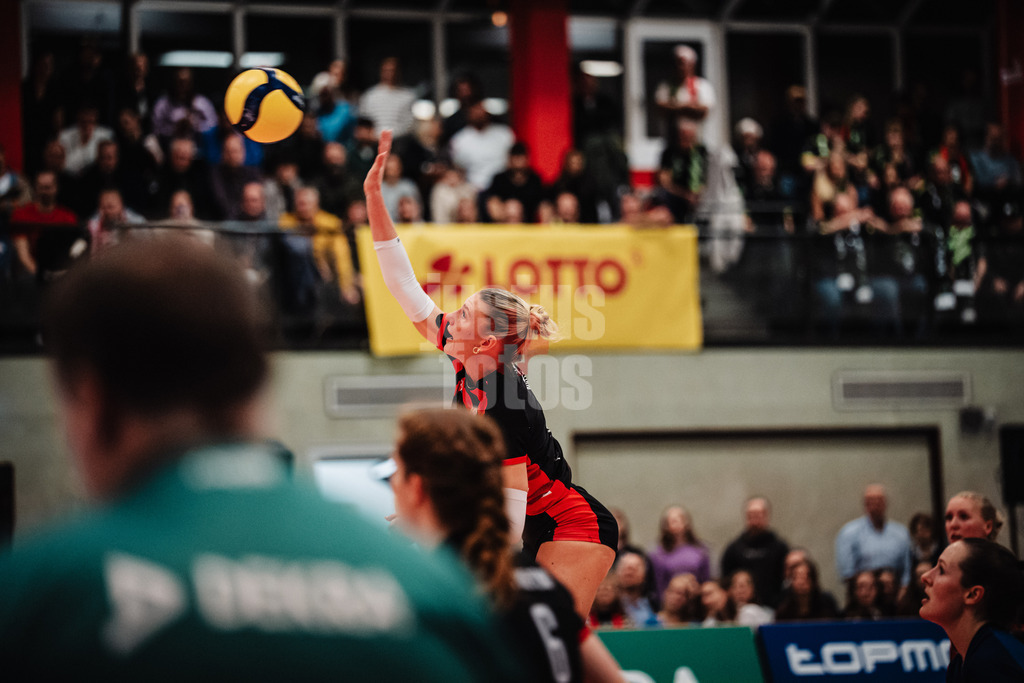 Volleyball | Frauen | Saison 2025/2026 | Volleyball Bundesliga | ETV Hamburger Volksbank Volleys vs. Ladies in Black Aachen | 29.10.2025 | Lina Köster (#3, ETV Hamburger Volksbank Volleys) beim Angriff