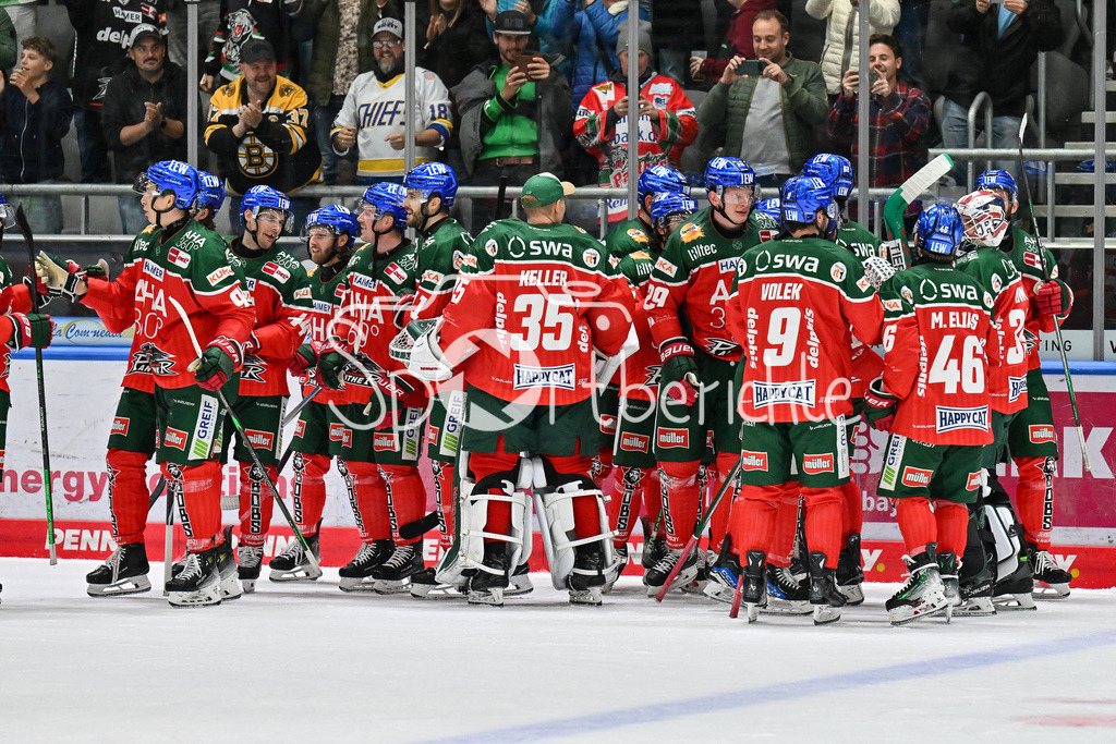 Augsburger Panther - Kölner Haie | Grenzenloser Jubel der Augsburger nach dem Siegtreffer zum 6-7 durch Jason BAST (Augsburger Panther #45) / Freude / Happy / Tor / Treffer / torschuetze / DEL: Augsburger Panther - Kölner Haie, Curt Frenzel Stadion am 29.09.2024