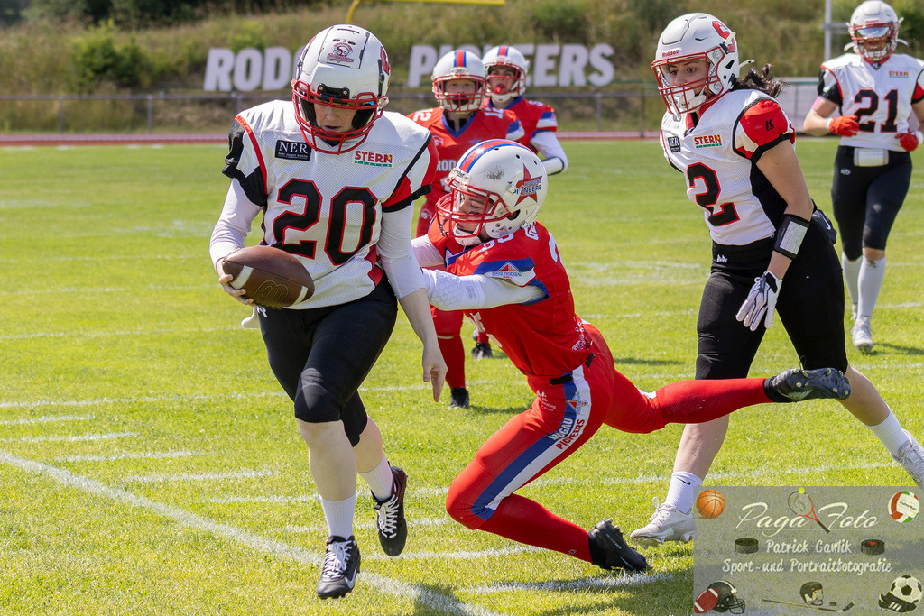 GFLW 1: German Football League Women 1: Rodgau Pioneers Ladies - Stuttgart Scorpions Sisters, 07.06.2026 | Dinah Laura Naegele (Stuttgart Scorpions Sisters #20) läuft den Ball selbst und wird von Jennifer Gerndt (Rodgau Pioneers Ladies #35) ins Aus geschoben, Rodgau Pioneers Ladies - Stuttgart Scorpions Sisters, Rodgau, Maingau-Energie-Stadion "Am Weichsee", 7.6.2026 - Realisiert mit Pictrs.com