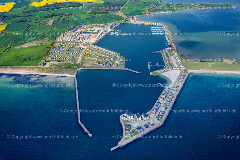 Olpenitz_ELS_2413140523 | KAPPELN 14.05.2023 Yachthafen mit Sportboot- Anlegestellen und Bootsliegeplätzen am Uferbereich der Ostsee in Kappeln im Bundesland Schleswig-Holstein, Deutschland. // Pleasure boat marina with docks and moorings on the shore area Ostsee in Kappeln in the state Schleswig-Holstein, Germany. Foto: Martin Elsen