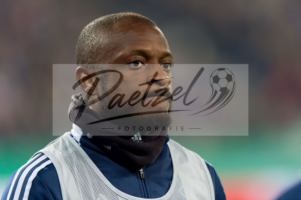 HSVSCF20220419_401 | Fussball, Herren: David Kinsombi (Hamburger SV) schaut beim DFB-Pokal-Halbfinalspiel zwischen Hamburger SV und SC Freiburg im Volksparkstadion am 19.04.2022 in Hamburg, Deutschland.DFB / DFL REGULATIONS PROHIBIT ANY USE OF PHOTOGRAPHS AS IMAGE SEQUENCES AND/OR QUASI-VIDEO. - Realisiert mit Pictrs.com