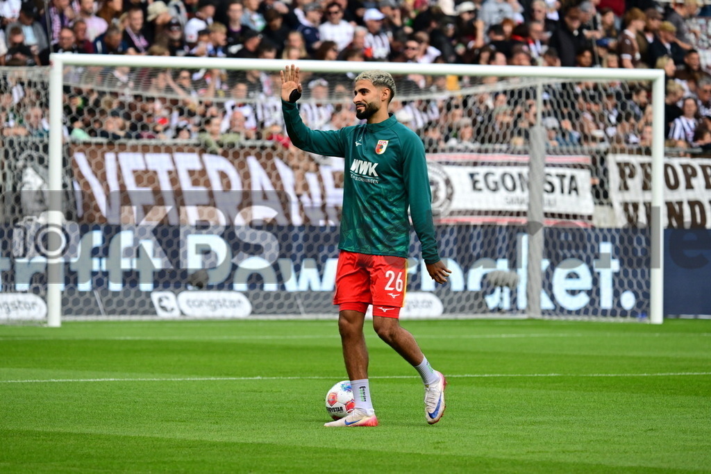 KBS Picture_FCStPauli-FCAugsburg_001 | Saad Elias (FC Augsburg) gruesst die St. Pauli Fans auf der Tribuene ,Sportplatz :  Millerntor Stadion, - Realisiert mit Pictrs.com