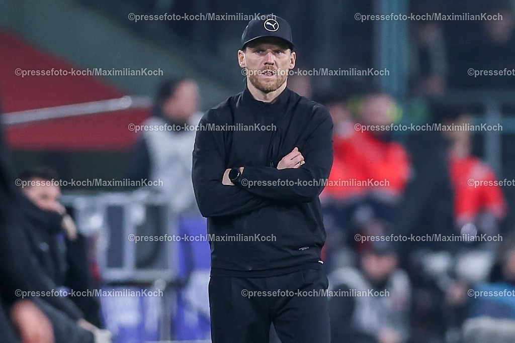 BMG13122502175 | 13.12.2025, Fußball, Borussia Mönchengladbach - VfL Wolfsburg, 1. Fußball Bundesliga, 14.Spieltag, Borussia-Park, Saison 2025 2026: Cheftrainer Eugen Polanski (Borussia Mönchengladbach) Enttäuscht  am Spielfeldrand   DFB regulations prohibit any use of photographs as image sequences and or quasi-video.