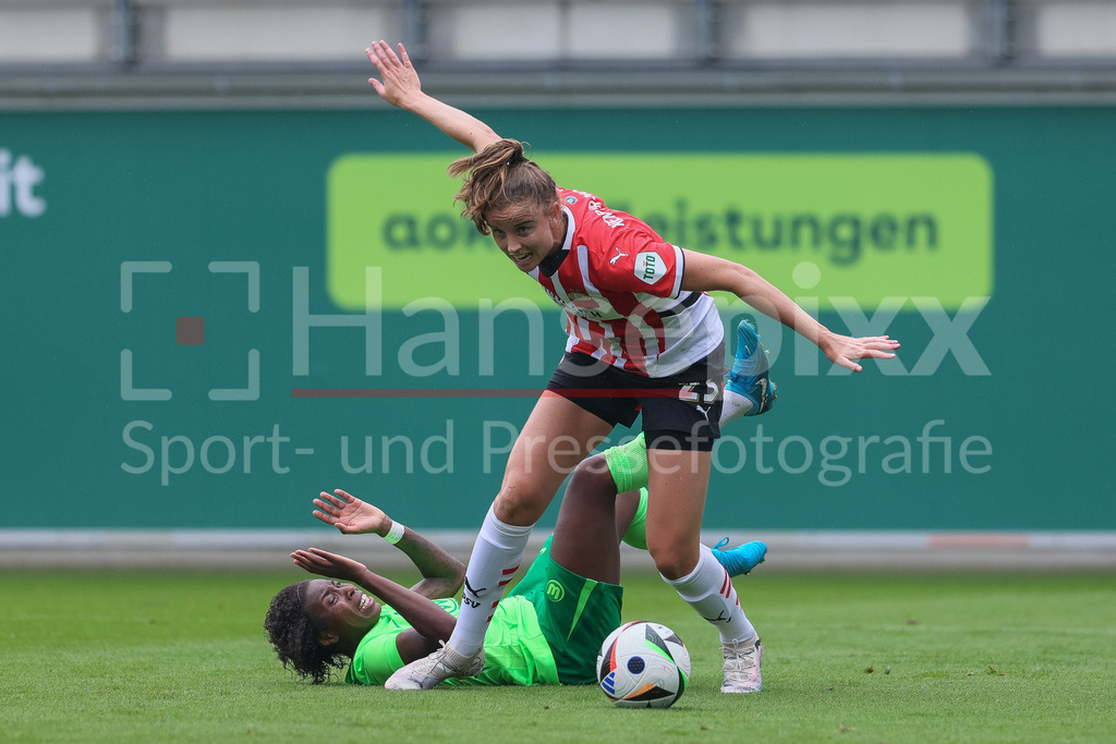 Fussball, Testspiel Frauen, VfL Wolfsburg - PSV Eindhoven | v.li.: Lineth Beerensteyn (VfL Wolfsburg, 9) und Myrthe Kemper-Moorees (PSV Eindhoven, 23) im Zweikampf, Duell, Dynamik, Aktion, Action, Spielszene