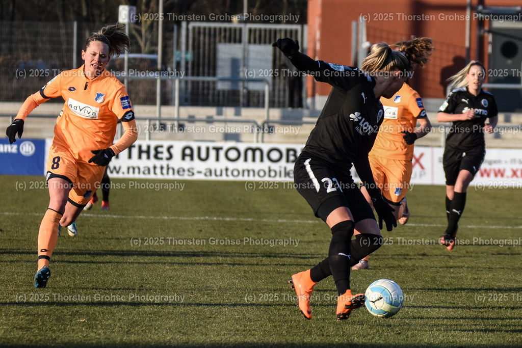 Fussball-BL Frauen 1. FFC Frankfurt vs. TSG 1899 Hoffenheim | Maximiliane Rall #8 (TSG 1899 Hoffenheim), Crnogorcevic Ana-Maria #21 (1.FFC Frankfurt); Fussball-BL Frauen 1. FFC Frankfurt vs. TSG 1899 Hoffenheim, Fussball-Bundesliga Frauen am 24.02.2018 im Stadion am Brentanobad in Frankfurt/Main, (Deutschland) - Realisiert mit Pictrs.com