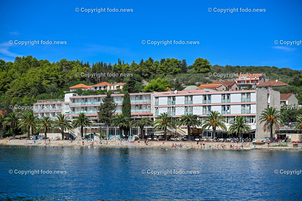 Kroatien_ Korcula_ Insel in Sueddalmatien_ Vela Luka_ 10.09.2024-20 | 10.09.2024, Kroatien, HRV, Korcula, Insel in Sueddalmatien, Vela Luka im Bild Hafen, Hafenansichten, Boot, Boote, Schiff, Schiffe, Gebauede, Adria, Meer, StadtansichtenVela Luka, woertlich Großer Hafen ist ein kroatischer Hafenort auf der Insel Korčula in der oestlichen Adria. Quelle: Wikipedia