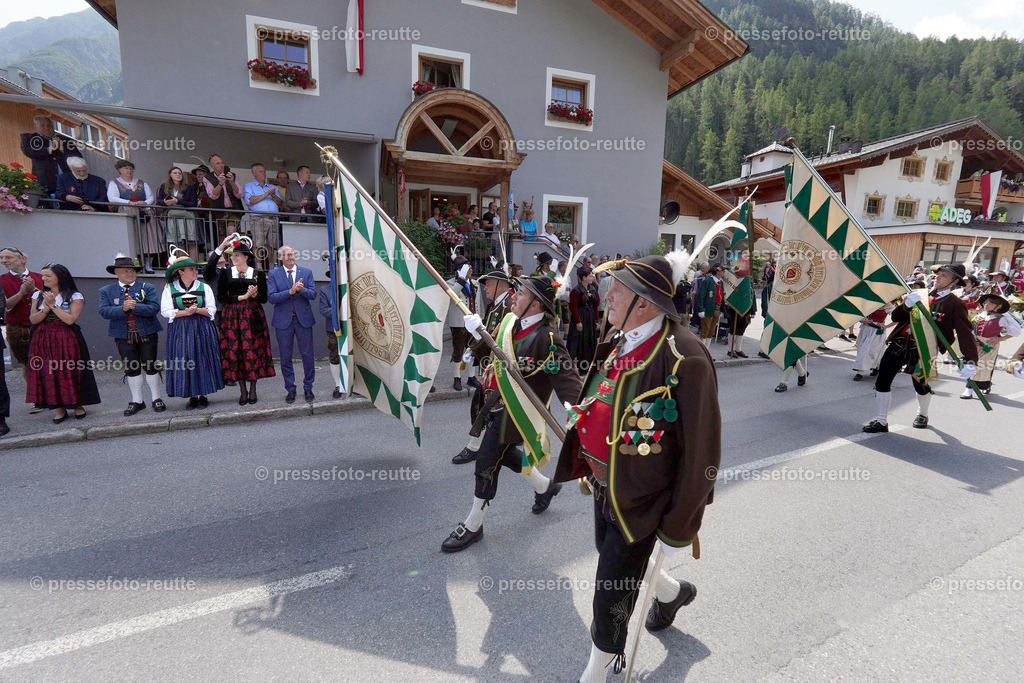 e02-news-2023-Juli23-Regimentsschuetzenfest-UMZUG_DORe-ww-DSC02262 | Info aus dem Bezirk Reutte/Ausserfern Tirol sowie eine umfangreiche Bilddatenbank über die gesamte Region: Lechtal, Talkessel Reutte, Tannheimertal, Zwischentoren. Lech, Plansee, Zugspitze, Grenztunnel, B179, Fernpassstraße, Verkehr, Lawinen, Tradition, - Realisiert mit Pictrs.com