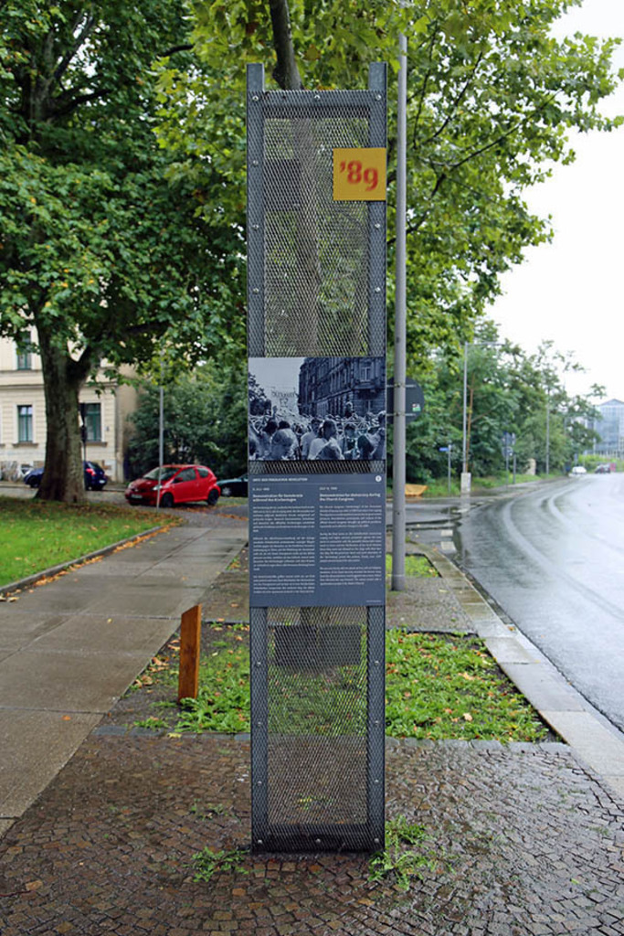 Foto: Leipzig - Orte der Friedlichen Revolution - Stelenprojekt - Stele Nr. 7 Demonstration für Demokratie | Das Team hinter BILDLEXIKON LEIPZIG bündelt historische wie aktuelle Informationen über die Stadt Leipzig in Text und Bild auf einer Plattform und stellt diese der interessierten Öffentlichkeit zur Verfügung.