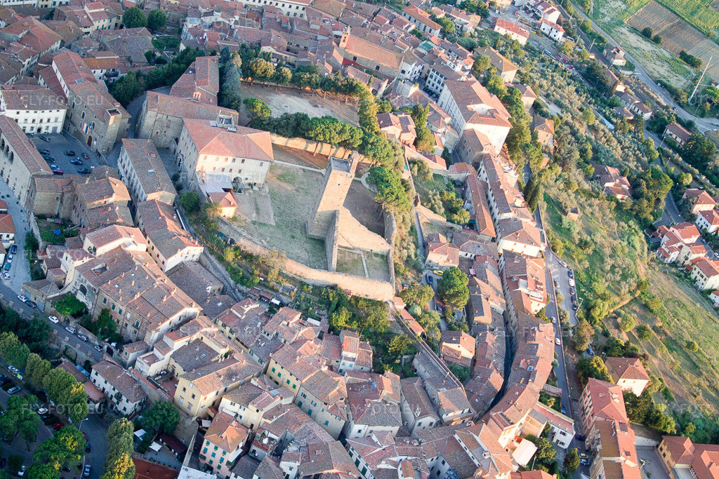 Vue aérienne: Vue de la ville à Castiglion Fiorentino dans le département Arezzo, Italie. Photo: IMG_43861.jpg prise le 29/07/2011 par Werner Riehm/FLY-FOTO.eu – Résolution de l'original: 4272 x 2848 px
