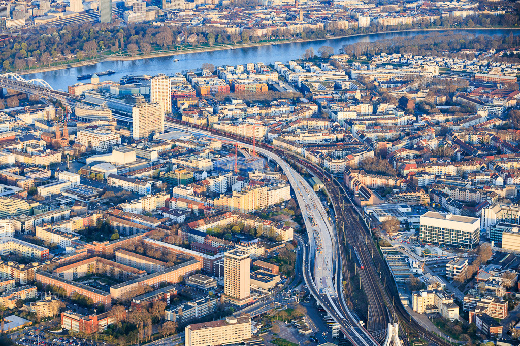Luftbild: Baustelle der neugebauten Hochstraße Süd (B37) vom Hauptbahnhof bis zur Konrad-Adenauer-Brücke über den Rhein im Ortsteil Mitte in Ludwigshafen im Bundesland Rheinland-Pfalz in Deutschland. Foto: IMG_153525.jpg vom 23.03.2026 durch Werner Riehm/FLY-FOTO.deAuflösung des Originals: 6000 x 4000 px