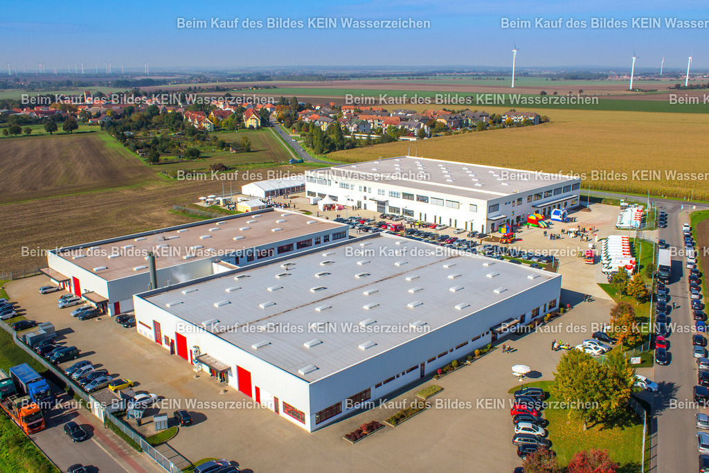 DBL Hermsdorf Luftbild-3123 | Blick aus der Luft auf das Unternehmensgelände von DBL Hermsdorf während des Sommerfestes. Zwischen den Gebäuden stehen ein großes Festzelt und eine Hüpfburg, dazu kommen zahlreiche weitere Hinweise auf die Veranstaltung und das sommerliche Treiben auf dem Firmengelände.Das Luftbild zeigt den Unternehmensstandort einmal aus einer ungewohnten Perspektive. Nicht nur Gebäude und Flächen werden sichtbar, sondern auch die Nutzung des Geländes und die Atmosphäre einer besonderen Veranstaltung.Solche Aufnahmen können eine klassische Unternehmensdokumentation ergänzen und zeigen einen Standort nicht nur als Arbeits- und Produktionsstätte, sondern auch als Ort des Miteinanders. Gerade bei Firmenveranstaltungen entsteht aus der Luft ein übersichtliches Bild, das die Größe des Geländes und die gesamte Veranstaltung gleichzeitig erfasst. - Realisiert mit Pictrs.com