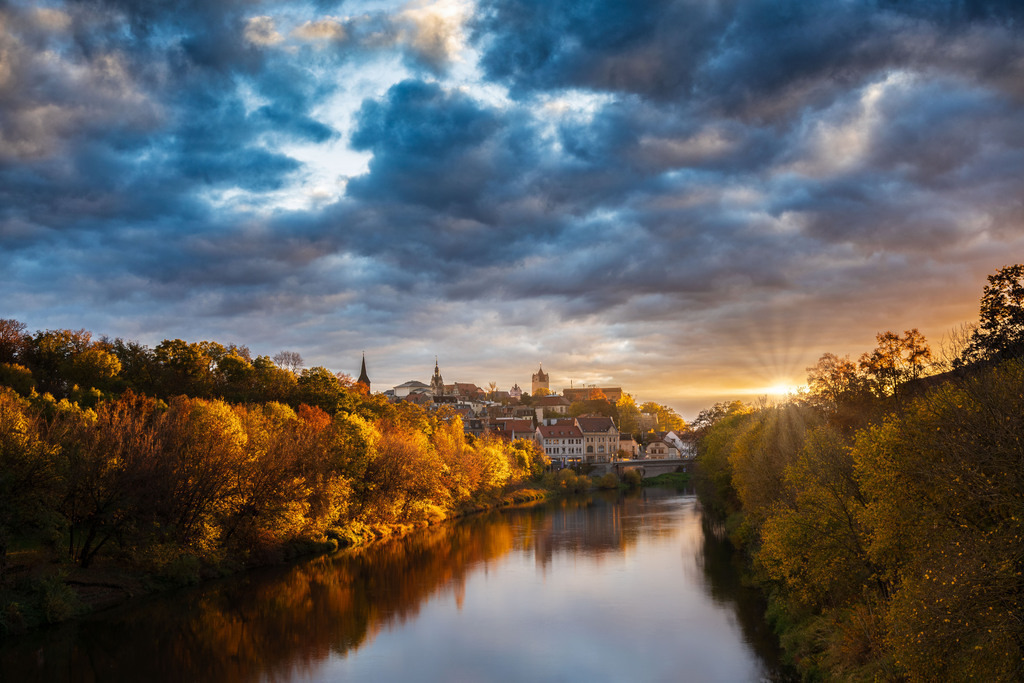 Herbstfeuer über der Krone Anhalts | Wir machen aus Ihren Bildern Erinnerungen für die Ewigkeit | Hochwertige Fotografien für Ihr zu Hause. - Realisiert mit Pictrs.com