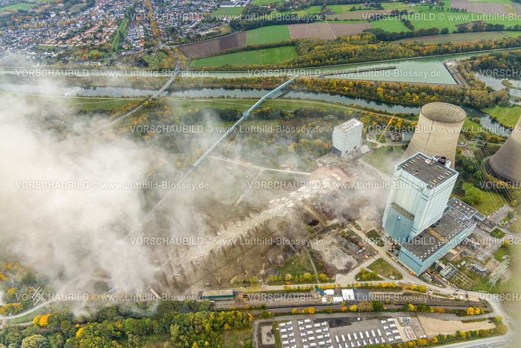 Hamm251000271Gersteinwerk | Luftbild, mit großem interesse verfolgten tausende Zuschauer die Sprengung des Gersteinwerk Schornsteins mit einer halben Stunde Verspätung. Der 282 Meter hohe RWE-Schornstein fiel exakt in das vorbereitete Schotterbeet. Stadtgrenze Werne, Hamm Nordrhein-Westfalen, Deutschland