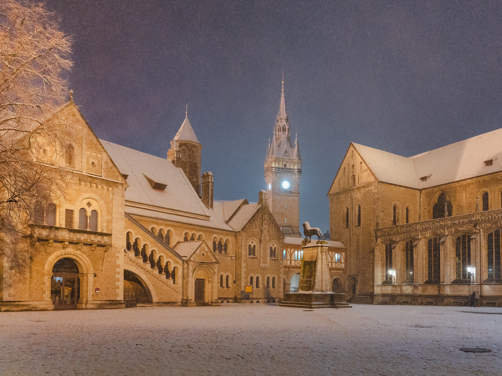 Burgplatz | Entdecke exklusive Fotokunst aus Braunschweig: Bildband, Leinwände, Postkarten, Kalender, digitale Downloads & Bildlizenzen. Jetzt im offiziellen Beautiful Braunschweig Shop! - Realisiert mit Pictrs.com