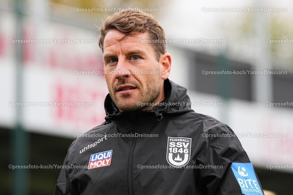 xYDRx25102501003 | 25.10.2025, xydrx, Fußball, 3.Liga, SC Verl - SSV Ulm 1846, Saison 2025 2026, Sportclub Arena:  Moritz Glasbrenner (Cheftrainer SSV Ulm 1846) DFB regulations prohibit any use of photographs as image sequences and or quasi-video.