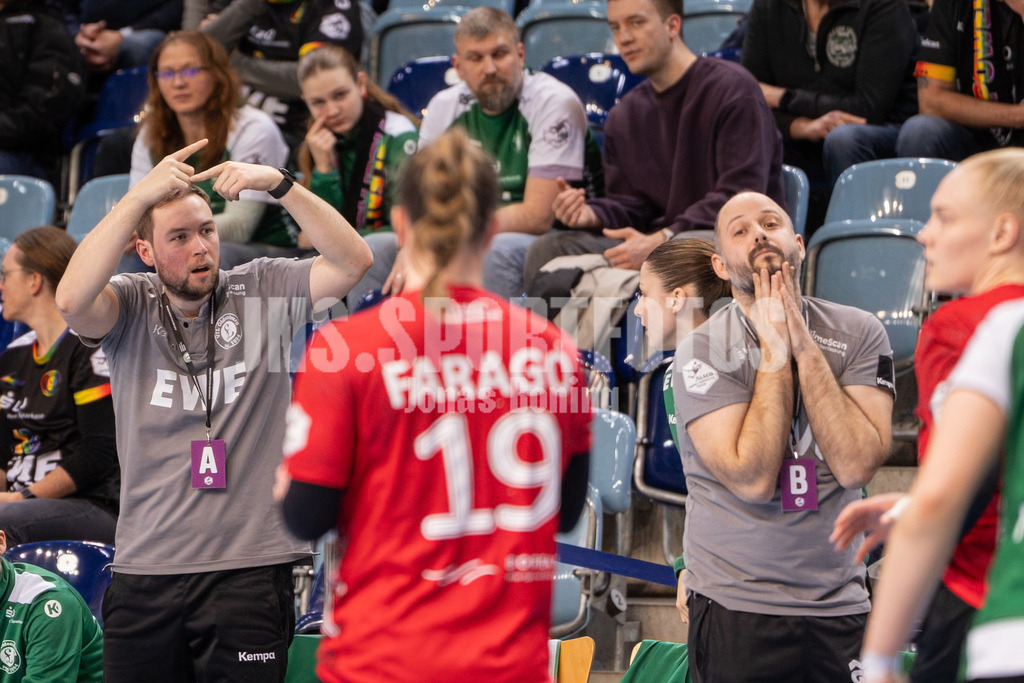 Handball I Frauen I Saison 2025-2026 I 1. HBF I 17. Spieltag I VFL Oldenburg - Thüringer HC I 0317 | Emotionen beim Trainerteam Tom Stibitzky (VfL Oldenburg) und Niels Bötel (VfL Oldenburg) - Realisiert mit Pictrs.com