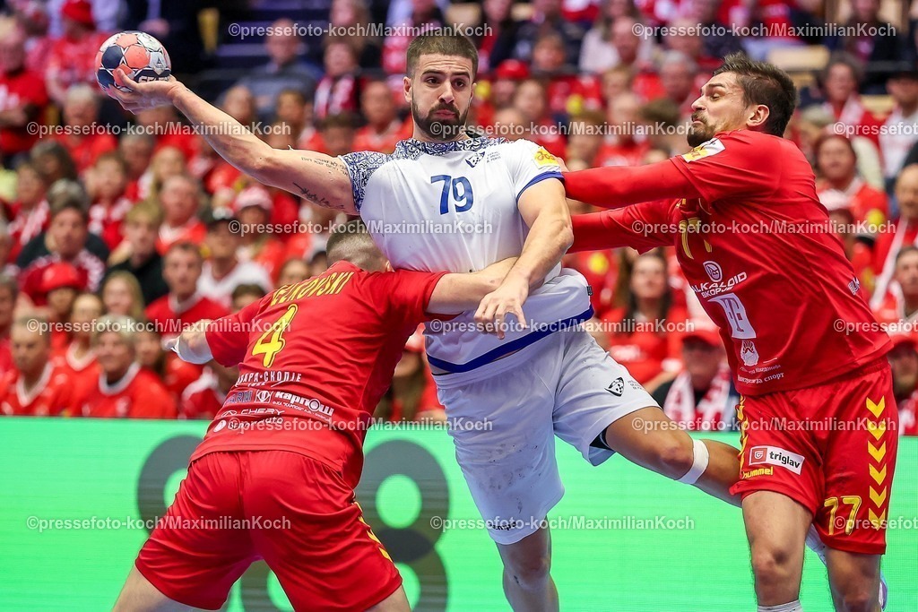 EHF18012601105 | 18.01.2026, Handball, Men's EHF EURO 2026, Portugal - Nordmazedonien, Jyske Bank Boxen in Herning, Dänemark, Preliminary Round:  Martim Mota Costa (Portugal #79) im Zweikampf gegen   Martin Velkovski (North Macedonia #04)   Martin Serafimov (North Macedonia #77) 