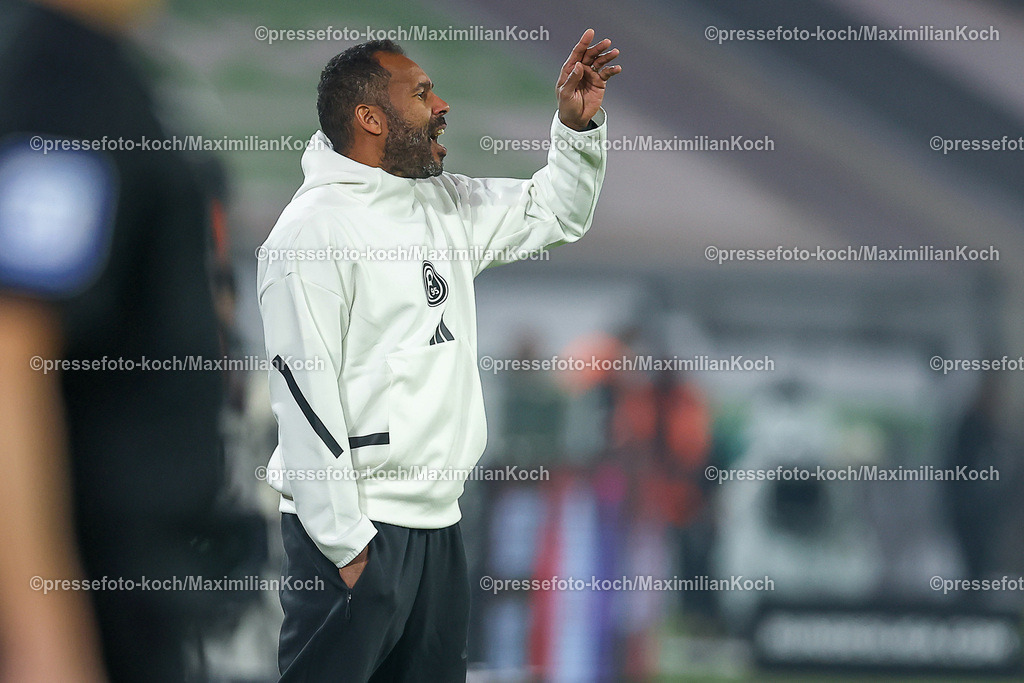Due0911240109602177 | 09.11.2024, Fußball, Fortuna Düsseldorf - SC Paderborn 07, 2. Bundesliga, Merkur Spiel-Arena, Saison 2024 2025: Cheftrainer Daniel Thioune (Trainer Fortuna Düsseldorf) DFB regulations prohibit any use of photographs as image sequences and or quasi-video.