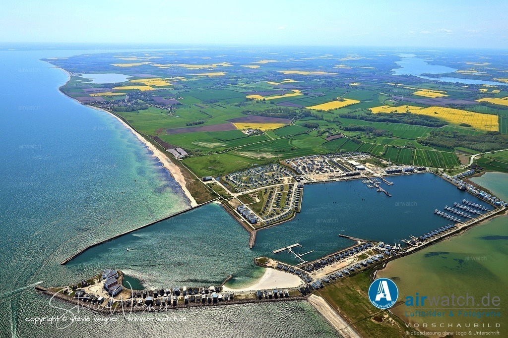  Luftbild OstseeResort Olpenitz - Exklusive Ferienhäuser an der Ostseeküste | OstseeResort Olpenitz: Trotz der Herausforderungen, einschließlich Baumängel bei älteren Objekten und der unvollständigen Fertigstellung des Poseidon-Gebäudes, geht die Entwicklung des Resorts weiter.