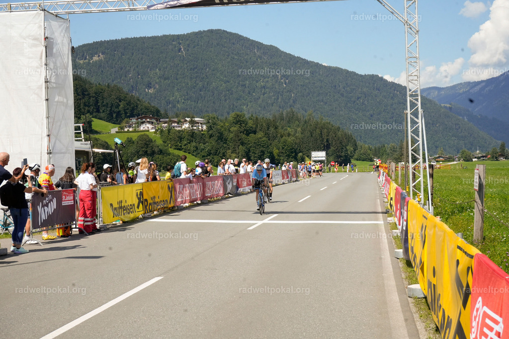 791_20230817_Bewerb_Maenner_Muehlanger | AUT - OESTERREICH, 2023-08-16: SPORT RENNRAD-FAHREN - 55. INTERNATIONALER RADWELTPOKAL IN ST. JOHANN IN TIROL  - Vintage-Radrennen mit WM-Bronze-Medaillen-Siegerin Christina Schweinberger, den Teilnehmer und Alexander Baumann (vom Orginastions-Team) - TAG 2 BEWERB MAENNER IN SECHS GRUPPEN  ; Foto: Roland Muehlanger