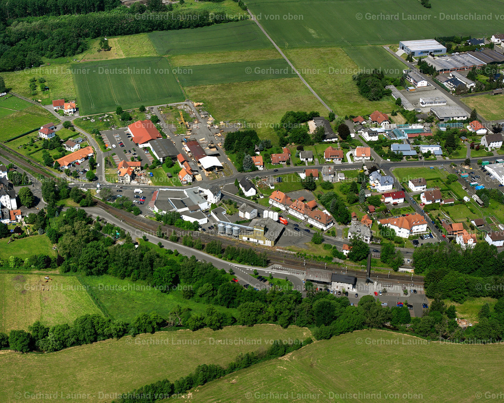 2614787 | MERLAU 06.08.2006 Landwirtschaftliche Nutzflächen und Feldgrenzen  umsäumen das Siedlungsgebiet des Dorfes in Merlau im Bundesland Hessen, Deutschland // Agricultural land and field boundaries surround the settlement area of the village  in Merlau in the state Hesse, Germany Foto: Gerhard Launer