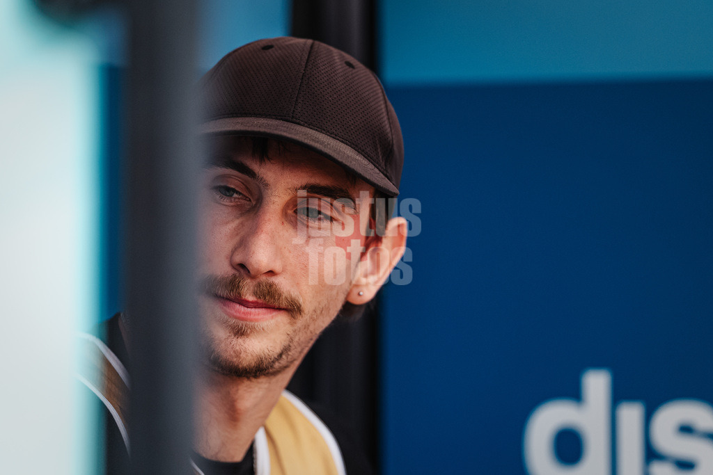 Beachvolleyball | Männer | Allianz German Beach Tour 2026 | Tourstop Düsseldorf | 17.05.2026 | Lukas Pfretzschner auf der Spielerbank