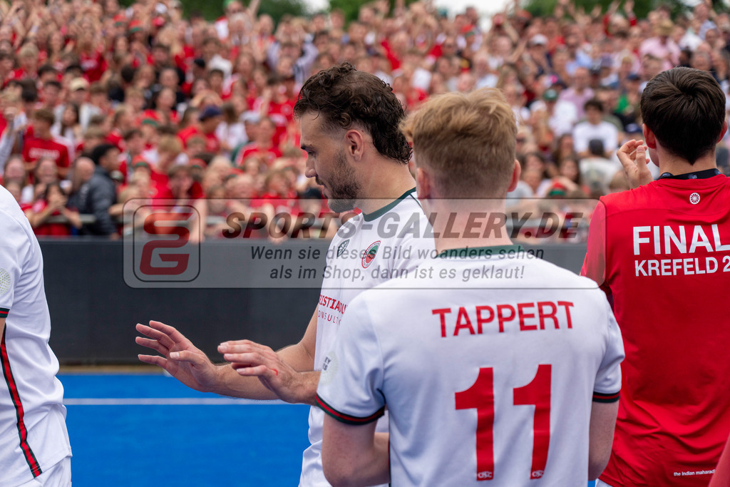 Final4_20250601-1516-HK108733 | Krefeld, Deutschland, 01.06.2025:  Feldhockey Final4 2025 – „Deutsche Feldhockey-Meisterschaften 2025“ Crefelder HTC - Rot-Weiss Köln (Finale Herren) im Gerd-Wellen-Hockeyanlage am 01.06.2025 in Krefeld, Deutschland. (Foto von Kramhöller/Fehrmann/Kaste)Krefeld, Germany, 01.06.2025: Feldhockey Final4 2025 – „Deutsche Feldhockey-Meisterschaften 2025“ Harvestehuder HTC - Düsseldorfer HC (Finale Damen) in Gerd-Wellen-Hockeyanlage at 01.06.2025 in Krefeld, Deutschland. (Foto from Kramhöller/Fehrmann/Kaste)