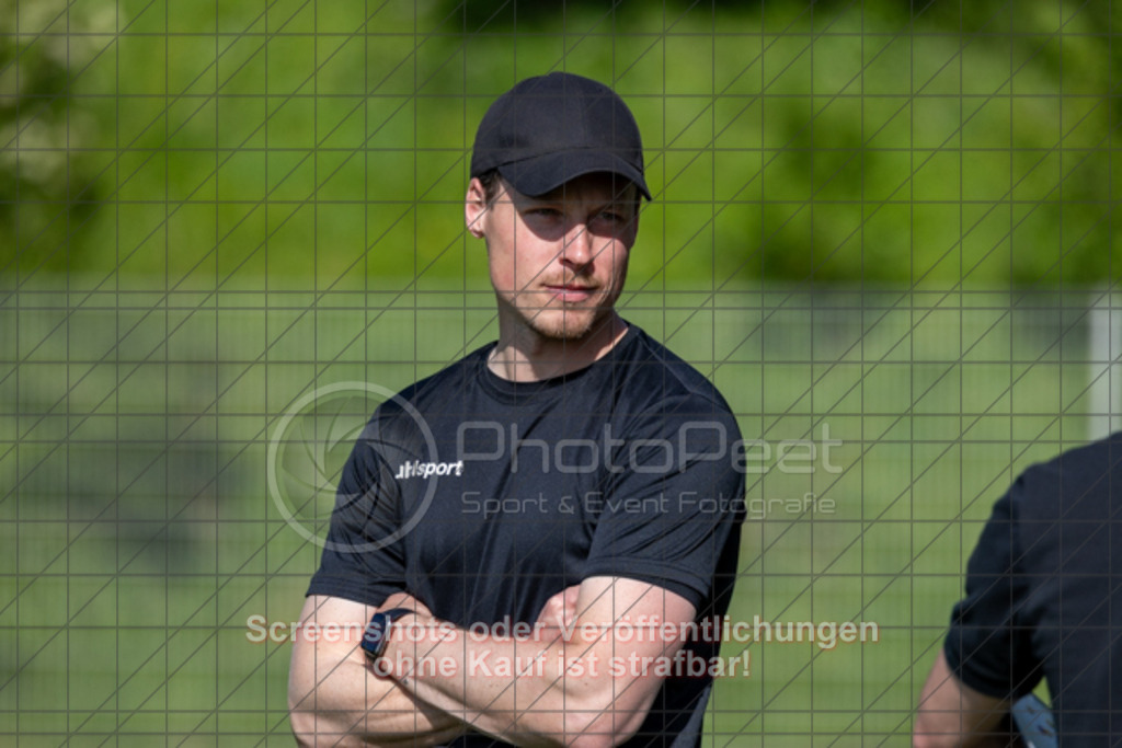 20250427_165235_0348 | #,TSG Salach (blau) vs. 1.FC Eislingen (weiß), Fußball, Bezirksliga - Bezirk Neckar/Fils, 24. Spieltag, Saison 2024/2025, Rasensportplatz, Staufenecker Str. 41, 73084 Salach, 27.04.2025 - 15:00 UhrFoto: PhotoPeet-Sportfotografie/Peter Harich